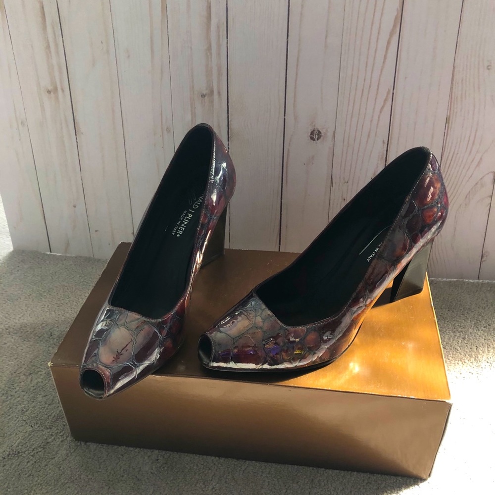 Donald Pliner peep toe .
